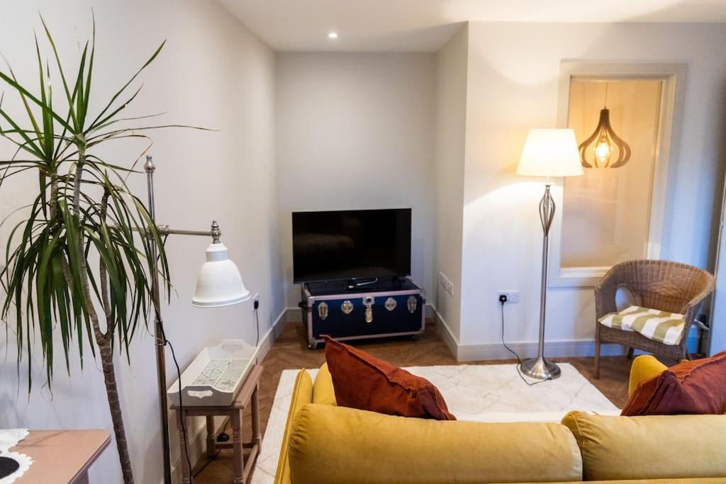 Amarelo Apartment, Central Charlbury, 1 Super King Bed Eksteriør bilde