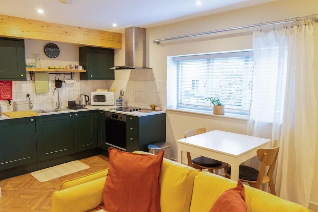 Amarelo Apartment, Central Charlbury, 1 Super King Bed Eksteriør bilde