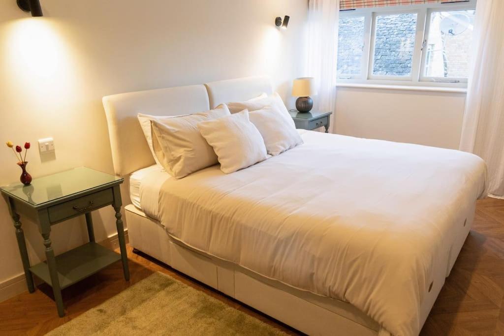 Amarelo Apartment, Central Charlbury, 1 Super King Bed Eksteriør bilde