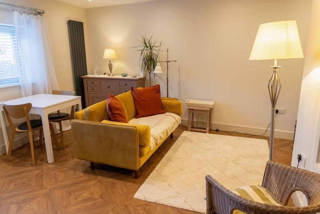 Amarelo Apartment, Central Charlbury, 1 Super King Bed Eksteriør bilde