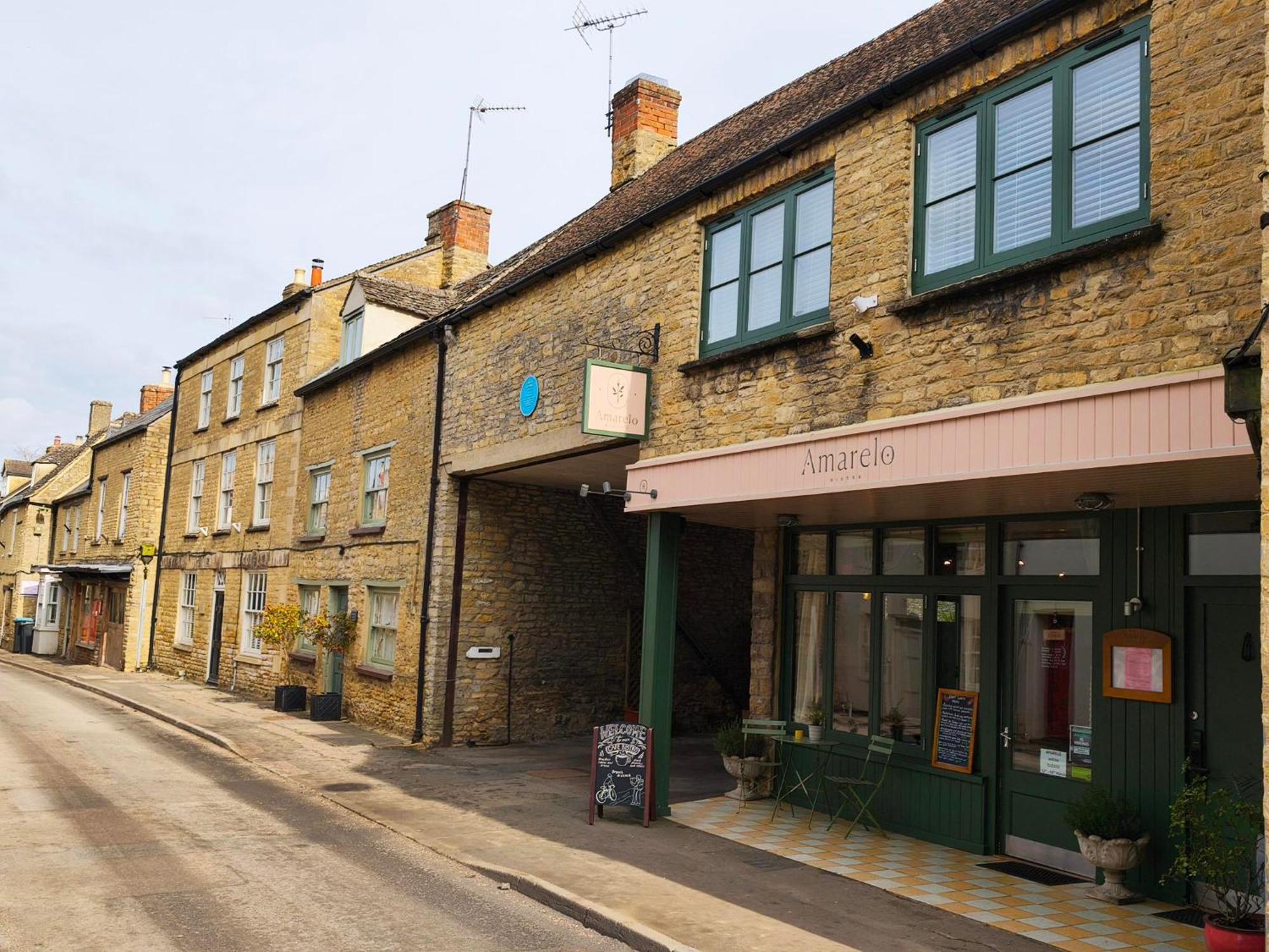 Amarelo Apartment, Central Charlbury, 1 Super King Bed Eksteriør bilde